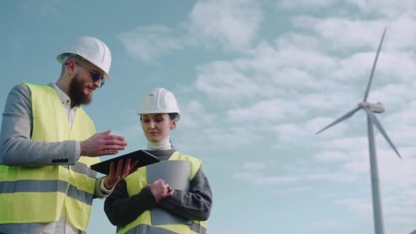 Close Shot Ecological Engineers Standing Windmill Field Environment Engineers Work — Stockvideo