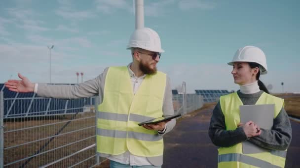 Nahaufnahme Von Öko Ingenieuren Die Durch Ein Solarfeld Gehen Umweltingenieure — Stockvideo
