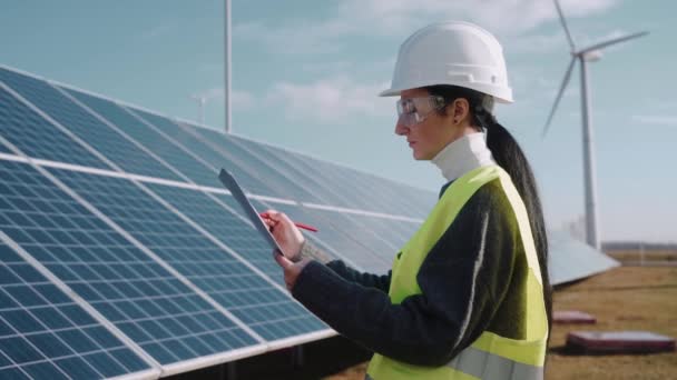 Detailní Záběr Ženského Ekologického Inženýra Kontrolujícího Fungování Solárních Panelů Životní — Stock video