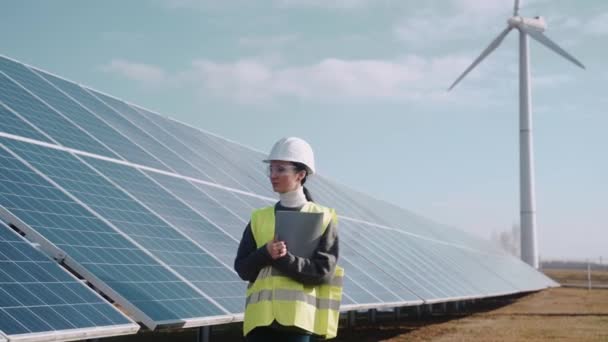 Close Engenheiro Ecológico Feminino Verificando Operação Painéis Solares Engenheiro Ambiental — Vídeo de Stock