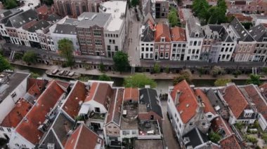 Yaz öğleden sonra Amsterdam 'ın insansız hava aracı manzarası. Hollanda 'daki havacılık şehri manzarası. Hollanda kanalları ve havadan çekilen tuğlalı evler. Yüksek kalite 4k görüntü