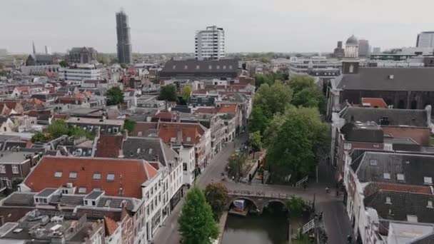 Drónkilátás Régi Európai Utcákra Nyáron Aerial Cityscape Hollandiában Holland Csatorna — Stock videók
