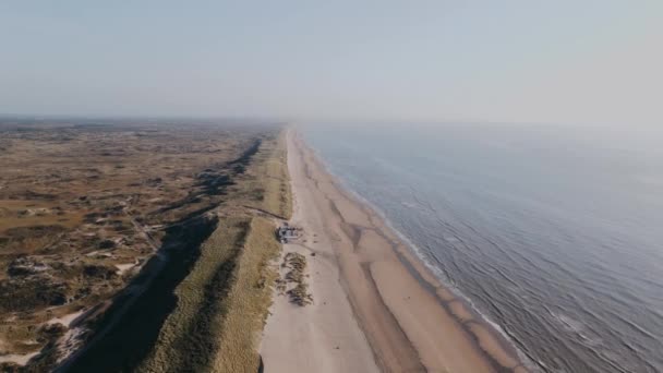 Drone Vuela Sobre Playa Del Océano Fuera Ciudad Día Verano — Vídeo de stock