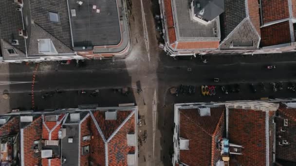 俯瞰欧洲古城红砖屋的景象 荷兰的街道和砖房都是用空气拍摄的 骑自行车穿过城市街道的人从空中开枪射击 高质量的4K镜头 — 图库视频影像