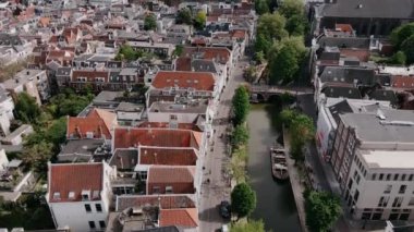 Yazın eski Avrupa şehrinin insansız hava aracı görüntüsü. Hollanda 'daki havacılık şehri manzarası. Hollanda kanalları ve havadan çekilen tuğlalı evler. Yüksek kalite 4k görüntü