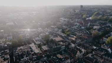 Yazın modern Avrupa şehrinin insansız hava aracı görüntüsü. Hollanda 'daki havacılık şehri manzarası. Küçük Avrupa şehrinde havadan çekilmiş eski ve modern evler. Yüksek kalite 4k görüntü