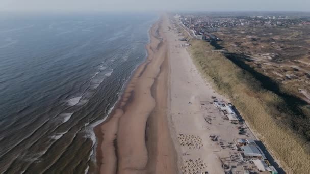 Drone Vuela Sobre Orilla Del Océano Fuera Ciudad Día Soleado — Vídeo de stock