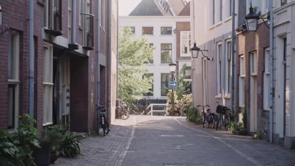 Amsterdams Enge Straße Mit Alten Backsteinhäusern Einem Sonnigen Tag Ruhiger — Stockvideo
