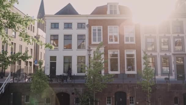 Rue Européenne Avec Vieilles Maisons Briques Par Une Journée Ensoleillée — Video