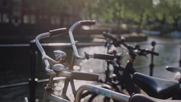 Bicicletele Sunt Parcate Canalul Amsterdam Într Însorită Ziua Însorită Primăvară — Videoclip de stoc