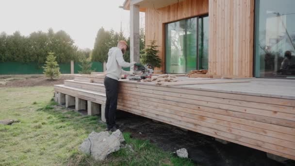 Hombre Corte Madera Utilizando Sierra Mesa Sitio Construcción Una Casa — Vídeos de Stock