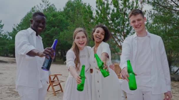 Fiatalok Nézik Éljenzik Kamerát Tábortűznél Erdőben Egy Baráti Társaság Üvegeket — Stock videók