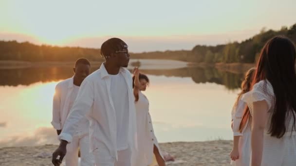 Les Jeunes Amusent Danser Sur Plage Lac Coucher Soleil Amis — Video
