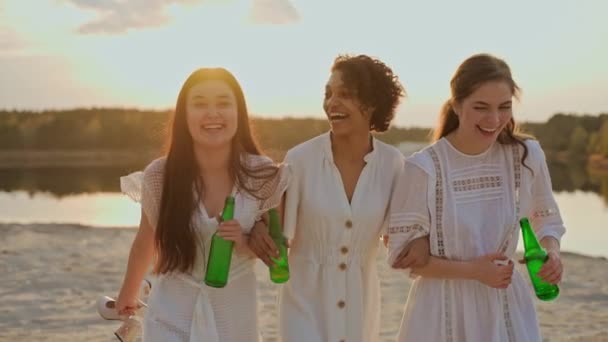 Grupo Amigas Divirtiéndose Playa Lago Mujeres Caminando Riendo Sosteniendo Bebidas — Vídeo de stock