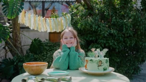 Birthday Girl Looks Camera Sitting Backyard Party Sunny Day Green – Stock-video