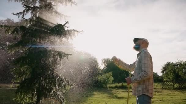 Hombre Encarga Del Abeto Caluroso Día Verano Jardín Rociando Agua — Vídeos de Stock