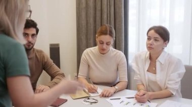 CEO, yönetim kurulu toplantısında meslektaşlarıyla projeleri tartışıyor. Ekip bir iş projesinde beyin fırtınası yapıyor. Etkin jestlerle açıklama. Pastel renk. Yüksek kalite 4k görüntü