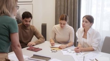 CEO, yönetim kurulu toplantısında meslektaşlarıyla projeleri tartışıyor. Ekip bir iş projesinde beyin fırtınası yapıyor. Etkin jestlerle açıklama. Pastel renk. Yüksek kalite 4k görüntü