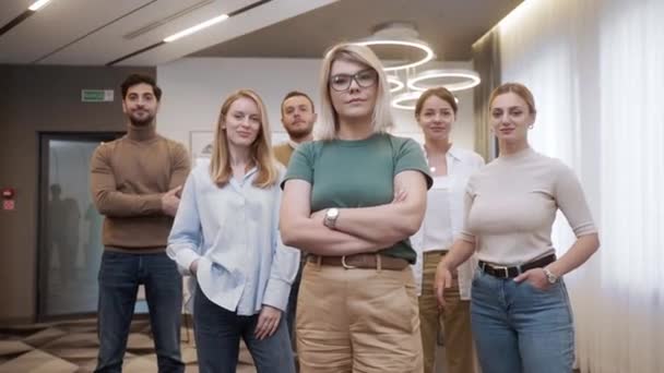 Les Membres Équipe Bureau Tiennent Ensemble Regardent Fièrement Caméra Des — Video