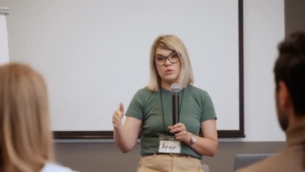 Modern Bayan Öğretim Görevlisi Mikrofon Kullanarak Seyircilerle Konuşuyor Takım Lideri — Stok video
