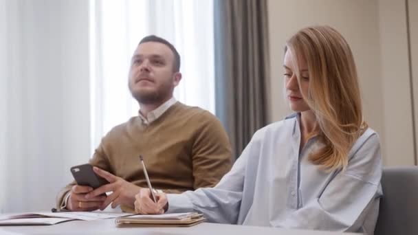 Kadın Işçi Toplantıda Notlar Yazıyor Sandalyeye Oturuyor Arkadaşları Ofiste Kurul — Stok video