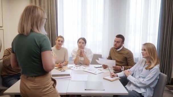 Ceo Discutiendo Proyectos Con Colegas Junta Directiva Equipo Teniendo Una — Vídeos de Stock