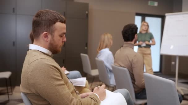 Mužský Dělník Zapisuje Poznámky Konference Sedí Židli Kolegové Užívají Tréninkového — Stock video