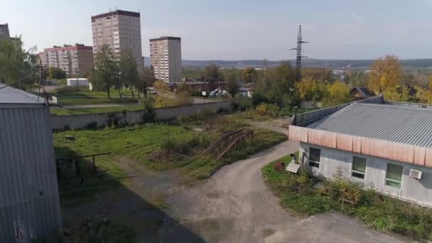 Drone View Egy Kis Rozsdás Fém Felüljáró Hogy Elérje Alján — Stock videók