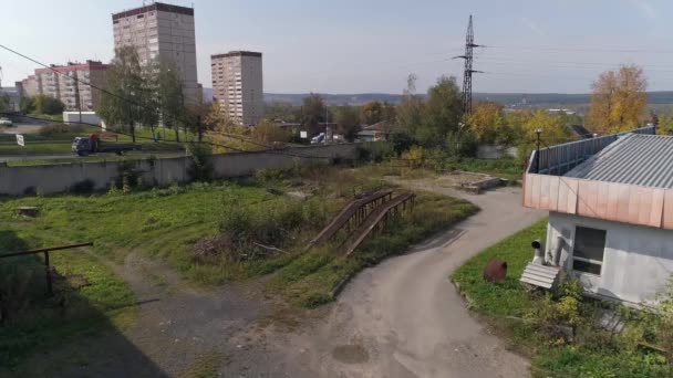 Drone Ansicht Einer Kleinen Rostigen Metallüberführung Den Boden Des Autos — Stockvideo
