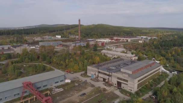 Letecký Pohled Velký Prostor Průmyslovými Budovami Dílnami Okraji Provinčního Města — Stock video