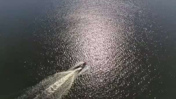 人間の空中ビューは 市内の池に赤と白のジェットスキーに乗る 夏の晴れた日 — ストック動画