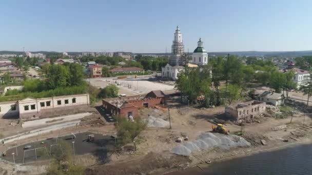 Kilisenin Yanındaki Bölgenin Yeniden Inşası Taşra Kasabasındaki Gölet Manzarası Eski — Stok video