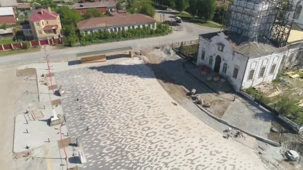 Vista Aérea Reconstrucción Antigua Iglesia Con Plaza Frente Iglesia Ciudad — Vídeos de Stock