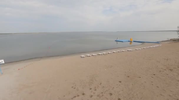 Вид Беспилотника Пустую Базу Отдыха Берегу Озера Берегу Пластиковые Шезлонги — стоковое видео