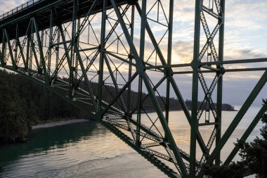 Koyda yeşil metalden yapılmış destek