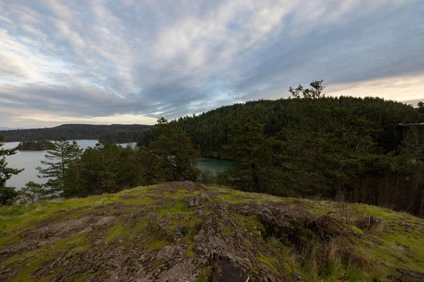 Colinas florestais ao redor da entrada com ilha e nuvens — Fotografia de Stock