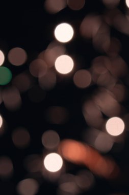 yumuşak renkli ışık parlamaları siyah arkaplana karşı