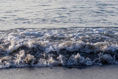 Pasifik Okyanusunda kasvetli sığ kış sörfü