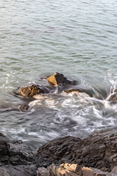 海岸線沿いの頑丈な石造りのサーフ — ストック写真