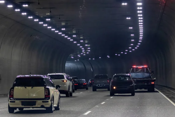 Fahrzeuge fahren durch einen Tunnel in der Stadt Stockbild