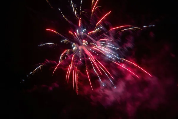 Explodindo fogo de artifício vermelho brilhante no céu noturno — Fotografia de Stock