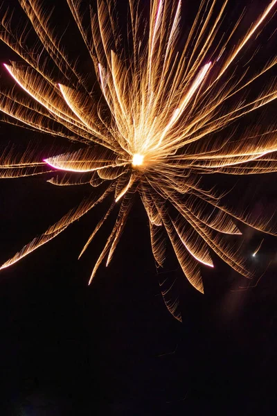 Étincelles dorées traînant dans le ciel à partir de feux d'artifice — Photo