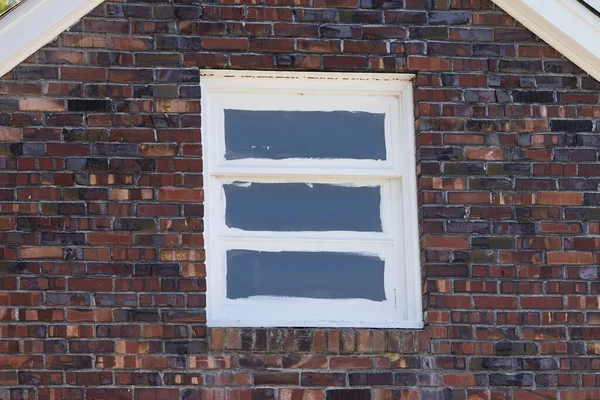 Fehér festett ablak téglafalban — Stock Fotó