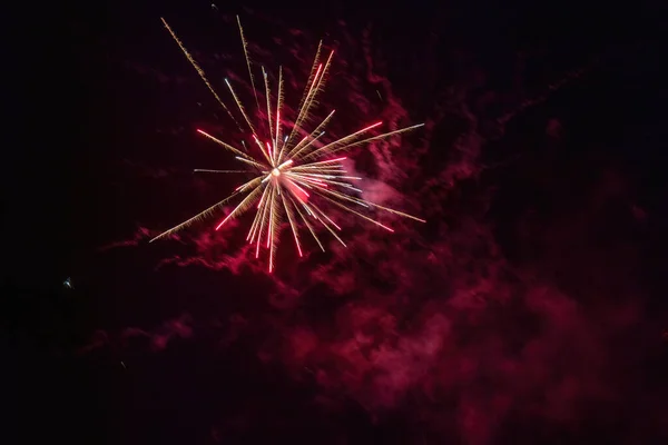 Exploding bright red firework in dark night — Stock Photo, Image