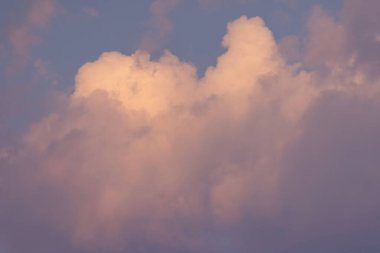 Baharda hava ve akşam gökyüzü bulutları