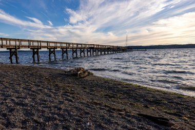 Su boyunca uzanan uzun bir sahil yolu.