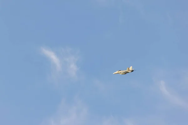 Amerikanska stridsflygplan i molnigt blå himmel tränar för flygshow — Stockfoto