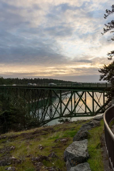 Uma ponte verde velha que cruza de um penhasco a outro — Fotografia de Stock