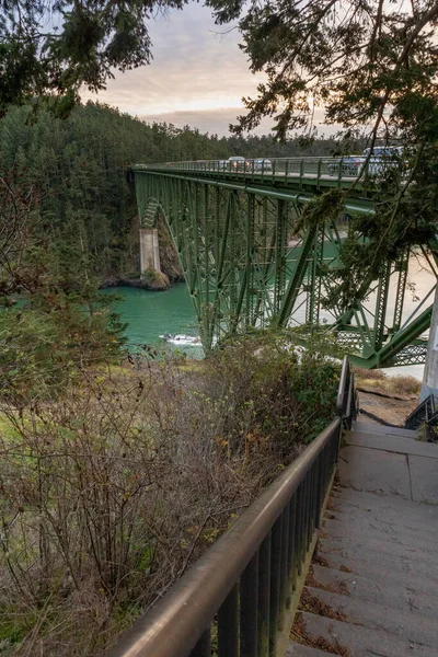 Uma ponte verde velha que cruza de um penhasco a outro — Fotografia de Stock