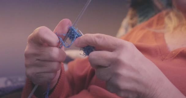 Mulheres idosas mãos tricô com fio azul — Vídeo de Stock